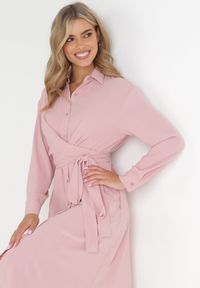 Born2be - Różowa Koszulowa Sukienka Midi z Guzikami i Materiałowym Paskiem Tetenai. Okazja: na co dzień. Kolor: różowy. Materiał: materiał. Typ sukienki: koszulowe. Styl: casual. Długość: midi #2