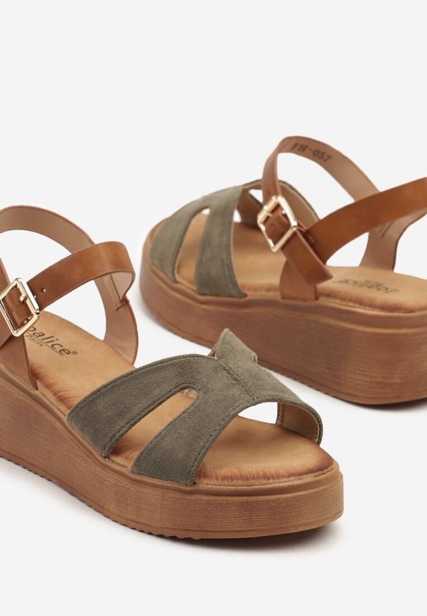 Born2be - Zielone Sandały Typu Drewniaki z Imitacji Zamszu na Grubej Podeszwie Lisaila. Okazja: na co dzień, na randkę, na spacer. Kolor: zielony. Materiał: zamsz. Sezon: lato. Obcas: na koturnie. Styl: boho, casual, elegancki