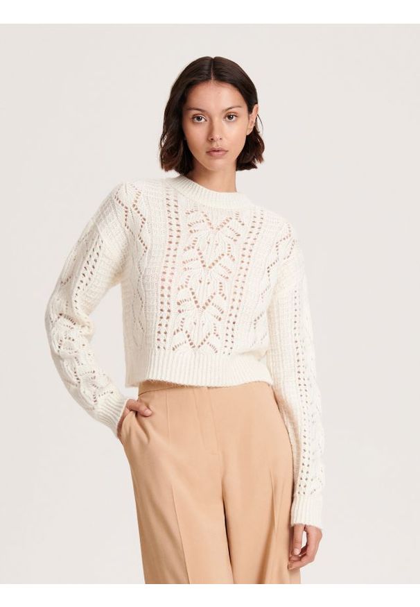 Reserved - Sweter z ażurowym wzorem - kremowy. Kolor: kremowy. Materiał: dzianina. Długość: krótkie. Wzór: ażurowy