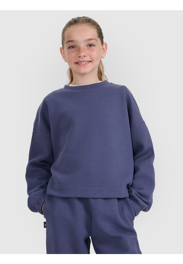 4f - 4F Bluza dresowa nierozpinana bez kaptura dziewczęca - granatowa 128 (7-8 lat). Okazja: na spacer, na co dzień, na uczelnię. Typ kołnierza: bez kaptura. Kolor: niebieski. Materiał: dresówka. Sezon: lato. Styl: casual, klasyczny