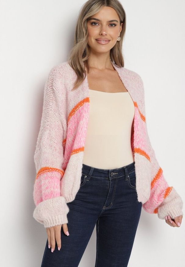 Born2be - Różowy Niezapinany Kardigan z Domieszką Wełny w Paski Argulia. Okazja: na co dzień. Kolor: różowy. Materiał: wełna. Wzór: paski. Styl: elegancki, casual, klasyczny