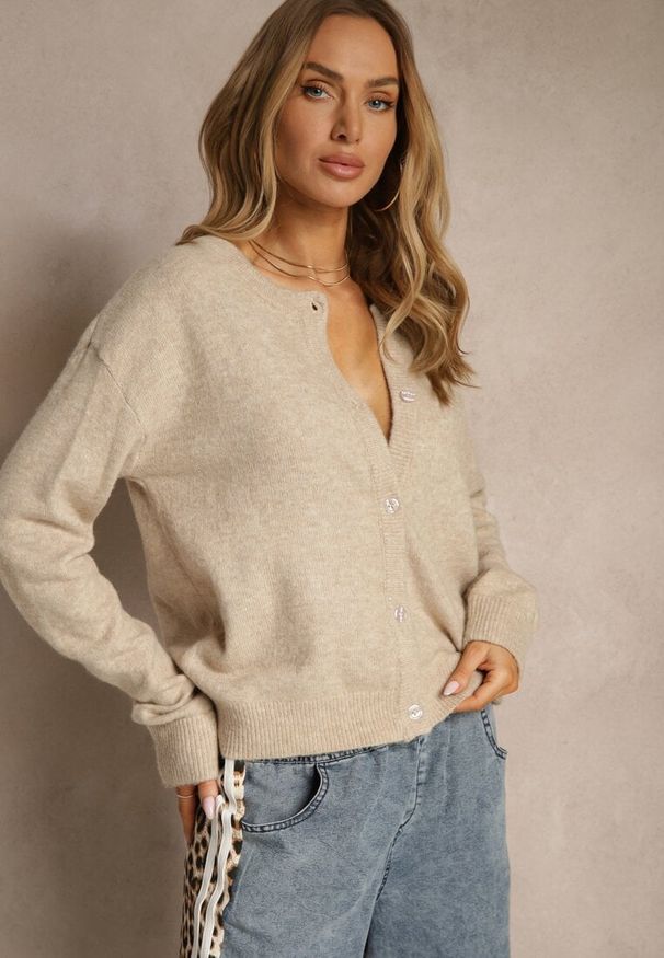 Renee - Beżowy Klasyczny Kardigan z Zaokrąglonym Dekoltem Reonira. Okazja: na co dzień. Kolor: beżowy. Materiał: jeans. Styl: klasyczny