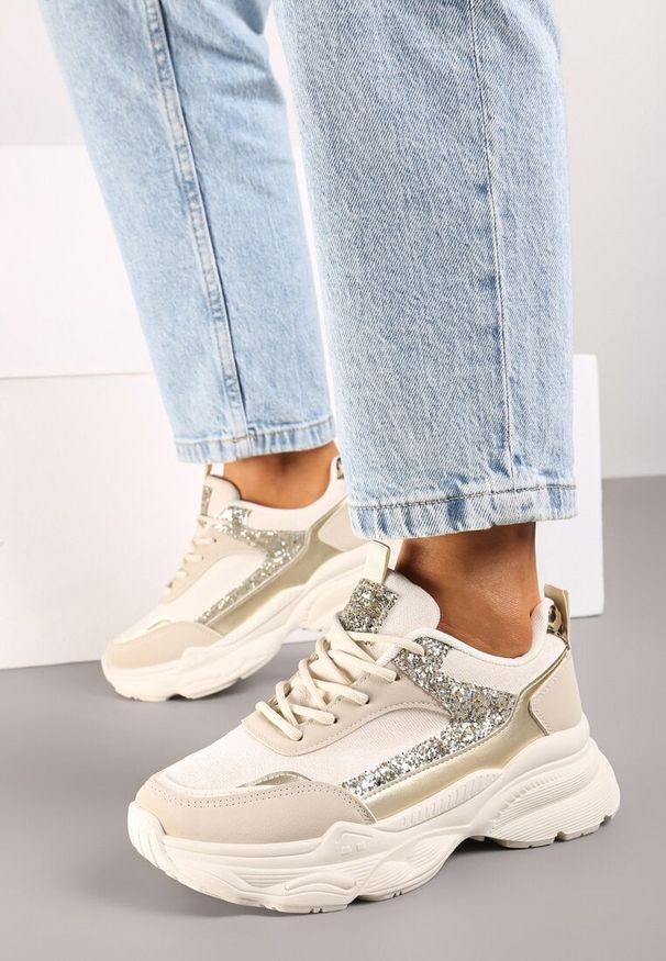 Born2be - Beżowe Sneakersy na Grubej Tłoczonej Podeszwie z Cekinami Narelis. Okazja: na co dzień. Kolor: beżowy. Wzór: aplikacja