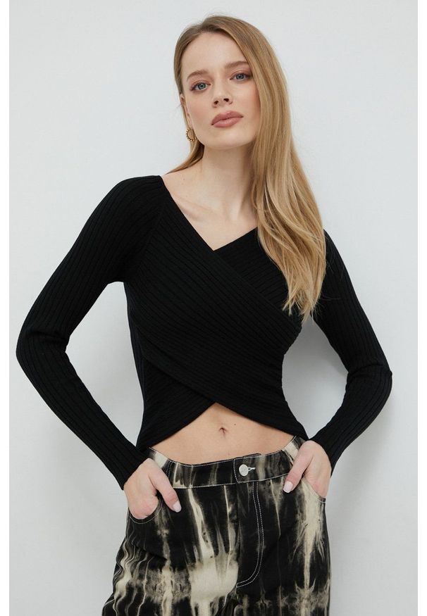 Guess sweter damski kolor czarny lekki. Kolor: czarny. Materiał: włókno, dzianina. Długość rękawa: raglanowy rękaw. Wzór: gładki