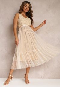 Renee - Beżowa Taliowana Sukienka Midi z Ozdobną Siateczką Celerise. Kolor: beżowy. Długość: midi