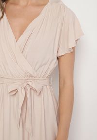 Born2be - Beżowa Wiskozowa Sukienka z Kopertowym Dekoltem i Paskiem Aurenelle. Okazja: na co dzień. Typ kołnierza: dekolt kopertowy. Kolor: beżowy. Materiał: wiskoza. Długość rękawa: krótki rękaw. Sezon: wiosna, lato. Typ sukienki: kopertowe. Styl: casual #7