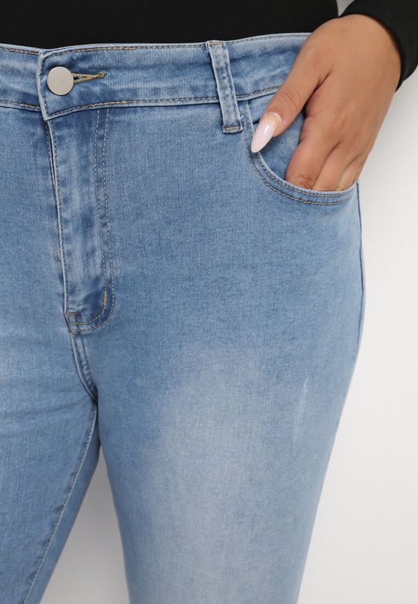 Born2be - Niebieskie Jeansy z Ozdobnymi Przetarciami o Fasonie Skinny Neveatam. Okazja: na co dzień. Kolor: niebieski. Styl: elegancki, casual