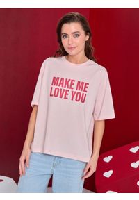 Sinsay - Bawełniana koszulka z napisem - różowy. Kolor: różowy. Materiał: bawełna. Wzór: napisy