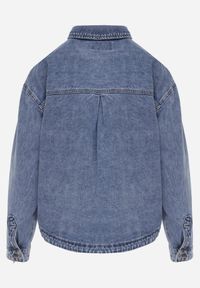 Renee - Niebieska Koszulowa Kurtka z Jeansu z Bawełny z Naszytymi Kieszeniami Giorriane. Okazja: na co dzień. Kolor: niebieski. Materiał: jeans, bawełna. Wzór: aplikacja. Styl: casual #4