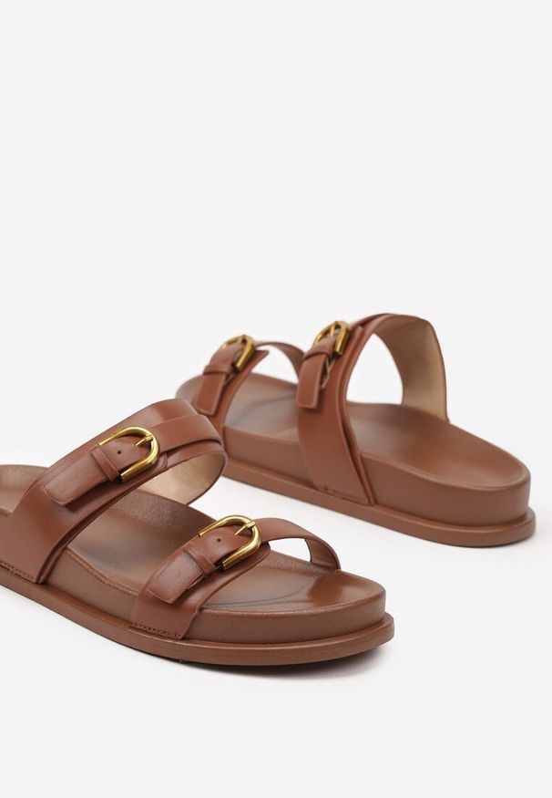 Born2be - Brązowe Klapki Ozdobione Klamrami Tatosiella. Okazja: na co dzień. Kolor: brązowy. Wzór: aplikacja. Sezon: lato. Obcas: na obcasie. Styl: elegancki, casual. Wysokość obcasa: niski