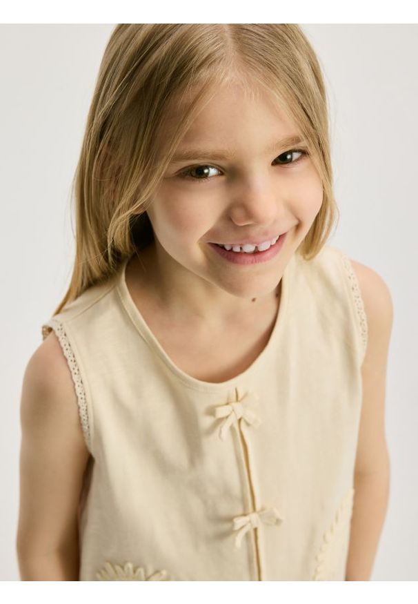 Reserved - Bluzka z haftem - beżowy. Kolor: beżowy. Materiał: bawełna. Długość rękawa: bez rękawów. Wzór: haft