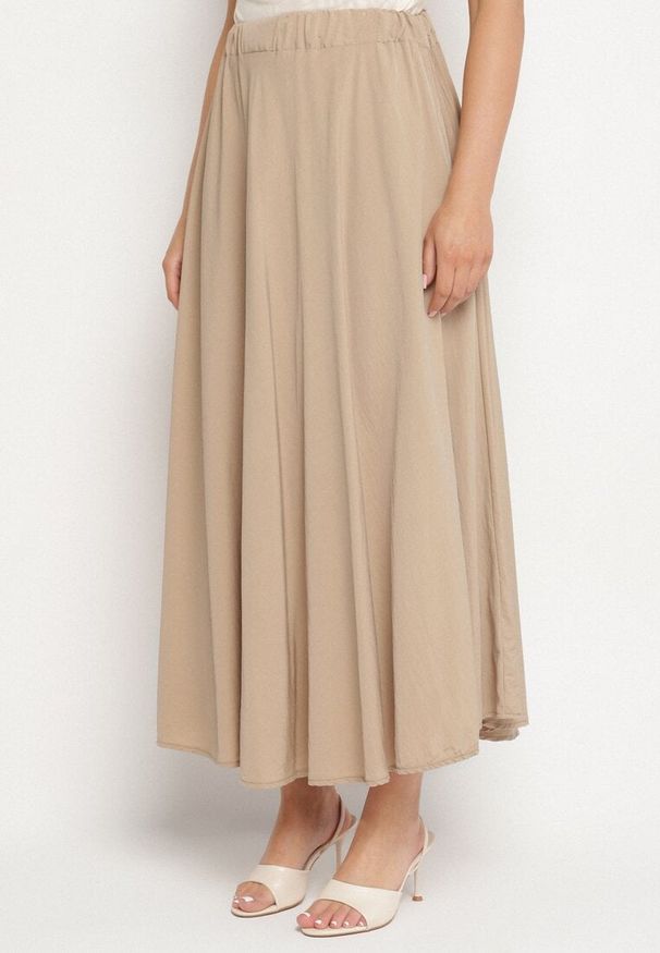 Born2be - Ciemnobeżowa Rozkloszowana Spódnica z Wiskozą Zisene. Okazja: na co dzień. Kolor: beżowy. Materiał: wiskoza. Styl: klasyczny, casual, elegancki