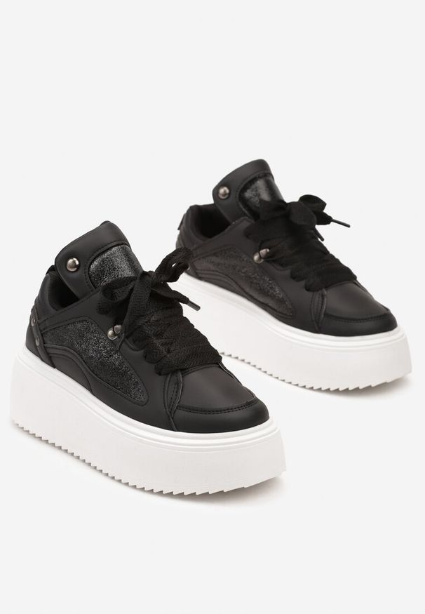 Renee - Czarne Sznurowane Sneakersy na Platformie Ozdobione Nitami Werirae. Kolor: czarny. Wzór: aplikacja. Obcas: na platformie