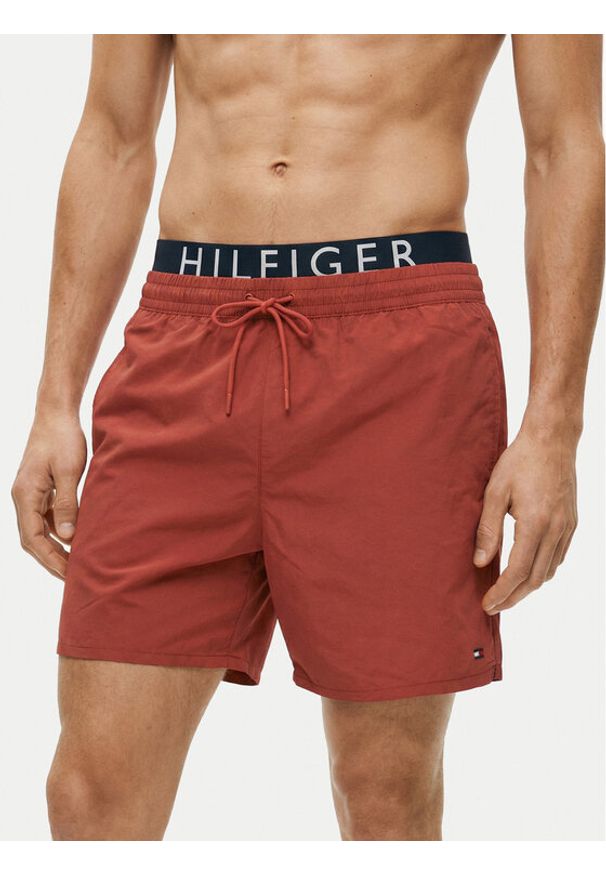 TOMMY HILFIGER - Tommy Hilfiger Szorty kąpielowe UM0UM03749 Czerwony Regular Fit. Kolor: czerwony. Materiał: syntetyk