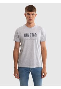 Big-Star - Koszulka męska o klasycznym kroju szara Bruno 901. Okazja: na co dzień. Kolor: szary. Materiał: bawełna, jeans. Długość rękawa: krótki rękaw. Długość: krótkie. Wzór: napisy. Sezon: lato. Styl: klasyczny