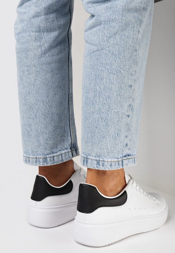 Born2be - Biało-Czarne Sznurowane Sneakersy o Klasycznym Fasonie na Grubej Podeszwie Cataria. Kolor: biały. Obcas: na płaskiej podeszwie