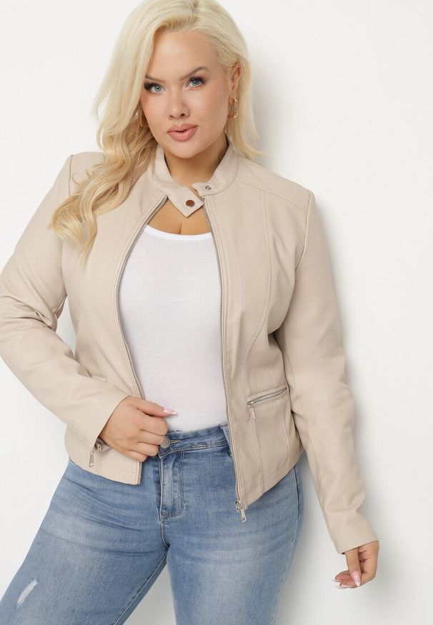 Born2be - Beżowa Kurtka Ramoneska Ozdobiona Paskiem pod Szyją Milvezia. Okazja: na co dzień. Kolor: beżowy. Materiał: jeans. Wzór: aplikacja. Styl: casual