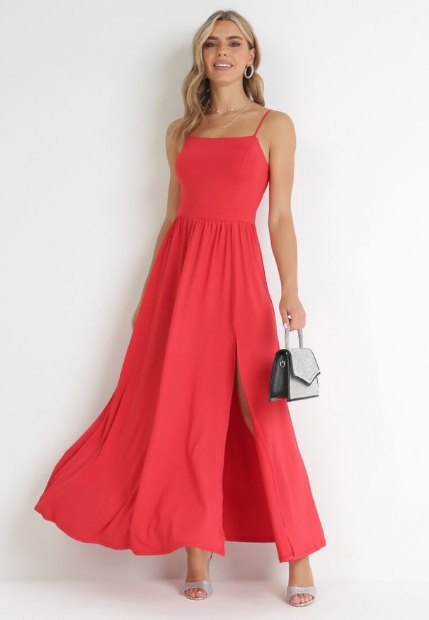 Born2be - Czerwona Sukienka Maxi na Ramiączkach z Rozcięciem na Dole i Kwadratowym Dekoltem Jacklyn. Typ kołnierza: dekolt kwadratowy. Kolor: czerwony. Długość rękawa: na ramiączkach. Sezon: wiosna, lato. Długość: maxi