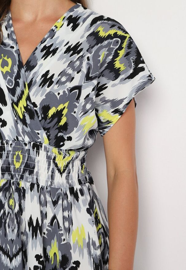 Born2be - Czarno-Biała Sukienka Rozkloszowana z Kopertowym Dekoltem i Gumką w Pasie Emrra. Okazja: na co dzień, na plażę. Typ kołnierza: dekolt kopertowy. Kolor: czarny. Materiał: tkanina. Sezon: lato. Typ sukienki: kopertowe. Styl: casual