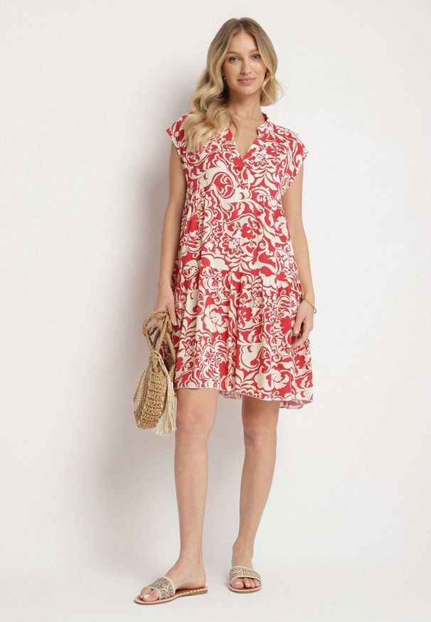 Born2be - Czerwona Bawełniana Sukienka o Kroju Oversize w Ornamentny Wzór Izelona. Okazja: na co dzień. Kolor: czerwony. Materiał: bawełna. Typ sukienki: oversize. Styl: klasyczny, casual