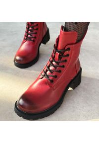 Czerwone skórzane botki damskie na traperze Filippo Dbt6501/25. Okazja: na spacer, na co dzień. Nosek buta: okrągły. Kolor: czerwony. Materiał: skóra. Szerokość cholewki: normalna. Sezon: zima, jesień. Obcas: na platformie. Styl: elegancki, casual, klasyczny #1