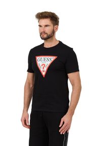 Guess - GUESS Czarny t-shirt z dużym logo Clsc Tri Logo. Kolor: czarny