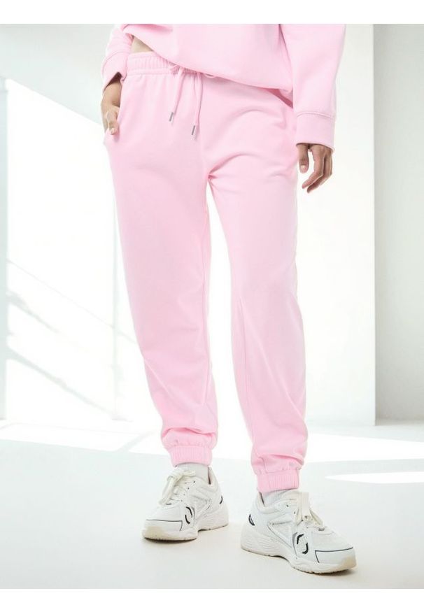 Sinsay - Spodnie dresowe jogger - różowy. Kolor: różowy. Materiał: dresówka