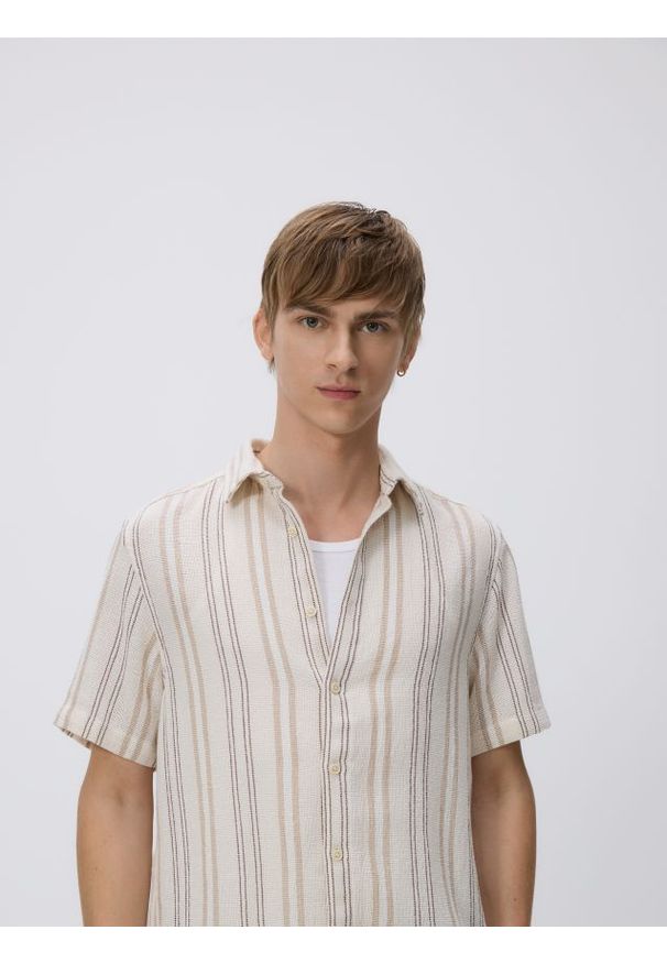 Reserved - Strukturalna koszula comfort - beżowy. Kolor: beżowy. Materiał: tkanina, bawełna