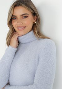 Born2be - Jasnoniebieski Wełniany Golf Mihn. Typ kołnierza: golf. Kolor: niebieski. Materiał: wełna. Długość rękawa: długi rękaw. Długość: długie. Sezon: zima, jesień #6