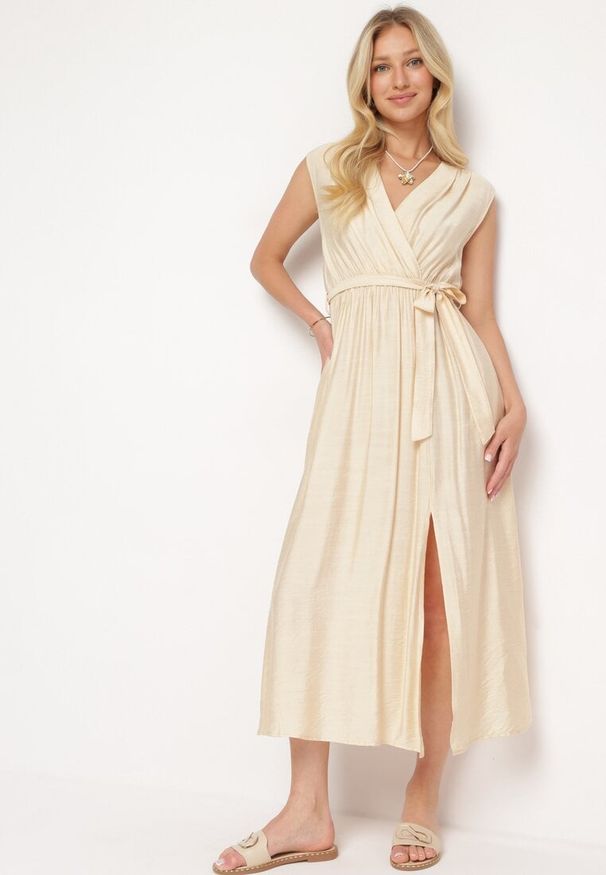 Born2be - Beżowa Rozkloszowana Sukienka z Wiskozą Kopertowym Dekoltem i Materiałowym Paskiem w Talii Jenvia. Okazja: na spacer. Typ kołnierza: dekolt kopertowy. Kolor: beżowy. Materiał: materiał, wiskoza. Sezon: lato. Typ sukienki: kopertowe. Styl: klasyczny