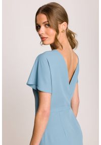 Stylove - Elegancka sukienka ołówkowa z dekoltem V z tyłu niebieska. Okazja: na spotkanie biznesowe. Typ kołnierza: dekolt kopertowy, dekolt w kształcie V. Kolor: niebieski. Materiał: tkanina, elastan. Długość rękawa: krótki rękaw. Typ sukienki: ołówkowe. Styl: elegancki. Długość: midi #4
