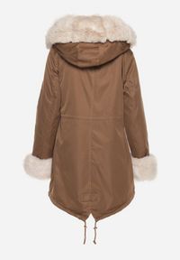 Born2be - Beżowo-Brązowa Kurtka Parka z Kapturem i Odpinanymi Futerkowymi Zdobieniami Inessara. Okazja: na co dzień. Typ kołnierza: kaptur. Kolor: beżowy. Materiał: skóra. Wzór: aplikacja. Styl: elegancki, casual #4