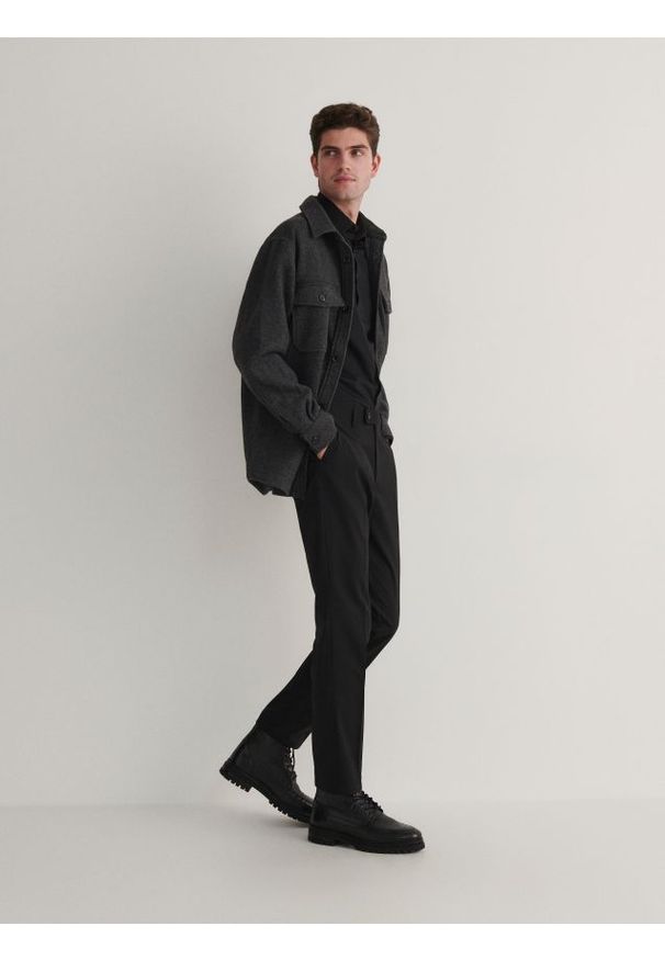 Reserved - Spodnie chino slim z kantem - czarny. Kolor: czarny. Materiał: wełna, tkanina