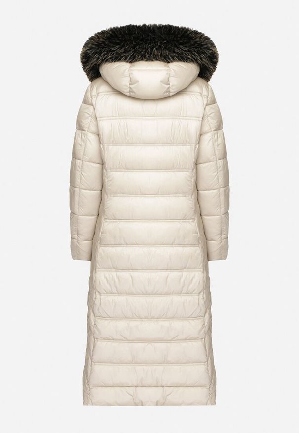 Born2be - Beżowa Pikowana Kurtka Zimowa o Długim Kroju z Odpinanym Kapturem z Futrem Mintoria. Okazja: na co dzień. Kolor: beżowy. Materiał: futro. Długość: długie. Sezon: zima. Styl: casual, elegancki