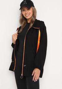 Born2be - Czarna Kurtka Jednorzędowa z Bawełną Kapturem i Wstążką Zakończona Ściągaczem Martinis. Okazja: na co dzień. Kolor: czarny. Materiał: bawełna. Wzór: aplikacja. Styl: casual, elegancki, klasyczny #7