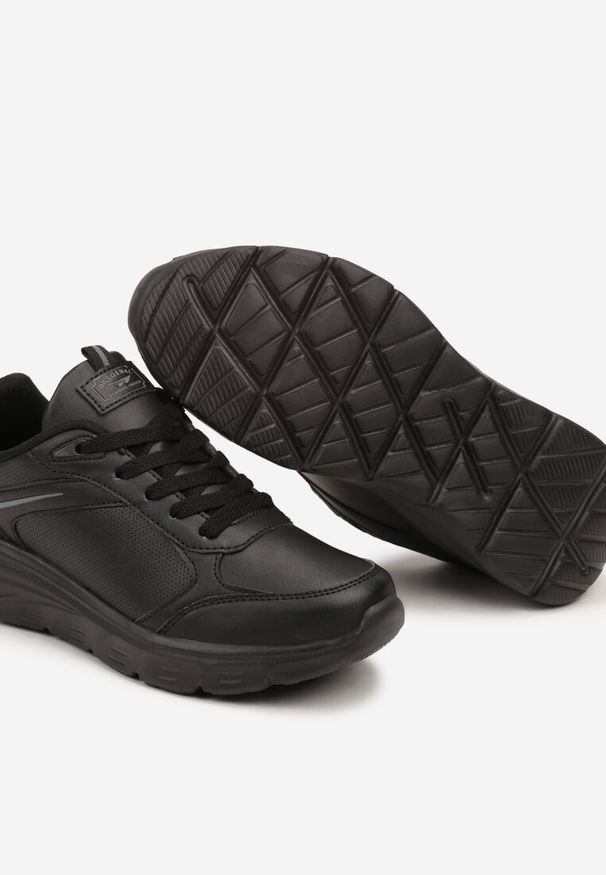 Born2be - Czarne Klasyczne Płaskie Buty Sportowe Sneakersy z Tłoczoną Podeszwą Velandria. Okazja: na co dzień. Zapięcie: sznurówki. Kolor: czarny. Materiał: bawełna, jeans. Obcas: na obcasie. Wysokość obcasa: niski
