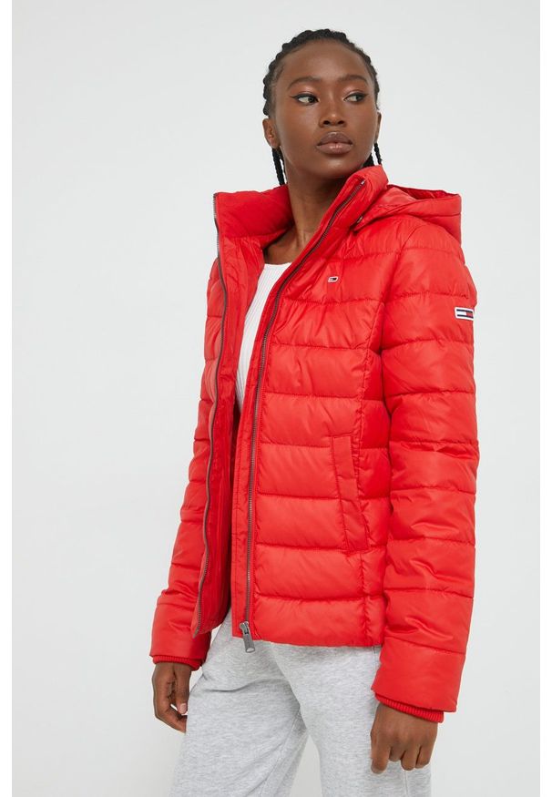 Tommy Jeans kurtka DW0DW13741.9BYY damska kolor czerwony zimowa. Okazja: na co dzień. Kolor: czerwony. Materiał: poliester, puch. Sezon: zima. Styl: casual