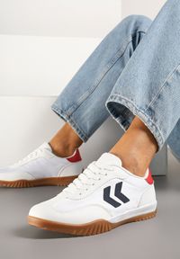 Renee - Biało-Czerwone Sneakersy Typu Kultowe Tenisówki Zdobione Przeszyciami Mepenna. Okazja: na randkę. Kolor: biały. Materiał: jeans. Wzór: aplikacja