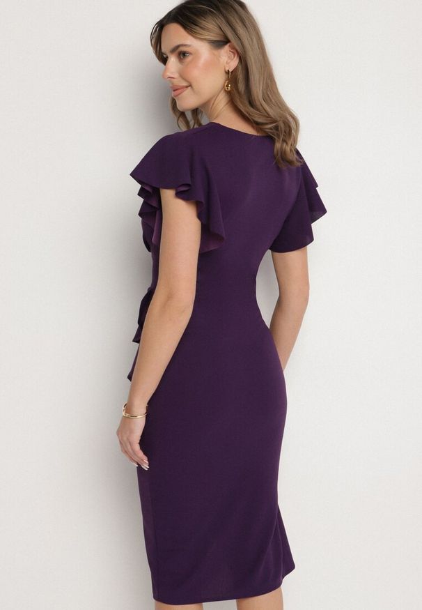 Born2be - Fioletowa Dopasowana Sukienka z Kopertowym Dekoltem i Falbankami Leolani. Okazja: na co dzień. Typ kołnierza: kołnierz z falbankami. Kolor: fioletowy. Materiał: tkanina, jeans. Sezon: lato. Typ sukienki: kopertowe. Styl: casual, klasyczny