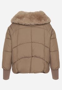 Born2be - Brązowa Puchowa Kurtka Pikowana z Futrzanym Kołnierzem Lanivela. Okazja: na spotkanie biznesowe, do pracy, na co dzień. Kolekcja: plus size. Kolor: brązowy. Materiał: puch, futro. Styl: biznesowy, casual