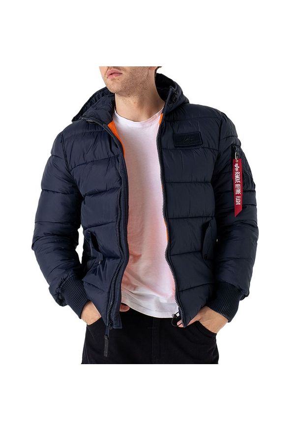 Kurtka Alpha Industries Hooded Puffer 11811307 - granatowa. Typ kołnierza: kaptur. Kolor: niebieski. Materiał: syntetyk, nylon, puch, materiał, poliester. Wzór: aplikacja. Styl: klasyczny