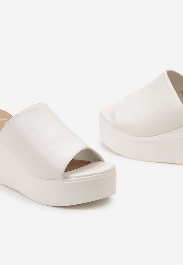 Born2be - Białe Klapki z Szerokim Paskiem i Wysokim Koturnem Harna. Kolor: biały. Wzór: jednolity. Obcas: na koturnie