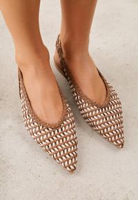 Renee - Brązowe Baleriny Slingback z Plecionki ze Szpiczastym Noskiem Eupheleta. Nosek buta: szpiczasty. Zapięcie: bez zapięcia. Kolor: brązowy. Wzór: haft. Styl: boho #1