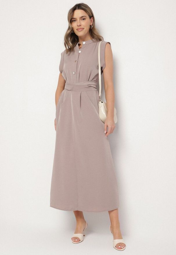 Born2be - Brązowa Sukienka Koszulowa o Rozkloszowanym Kroju z Wiązaniem w Pasie Mavirielle. Okazja: na co dzień. Typ kołnierza: dekolt w serek. Kolor: brązowy. Materiał: skóra. Długość rękawa: długi rękaw. Typ sukienki: koszulowe. Styl: casual, elegancki