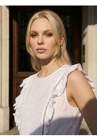 Sinsay - Bawełniana koszulowa bluzka bez rękawów z haftem - biały. Kolor: biały. Materiał: bawełna. Długość rękawa: bez rękawów. Wzór: haft #1