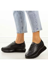 POTOCKI - Czarne półbuty damskie Potocki 12732. Okazja: na co dzień, na spacer. Kolor: czarny. Materiał: skóra. Szerokość cholewki: normalna. Sezon: wiosna, jesień. Obcas: na platformie. Styl: casual, klasyczny, sportowy #1