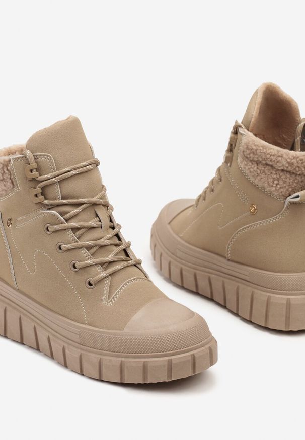 Renee - Ciemnobeżowe Botki Trapery Vices na Platformie z Tłoczeniem Anarrive. Okazja: na co dzień. Kolor: beżowy. Materiał: jeans. Obcas: na platformie. Styl: casual