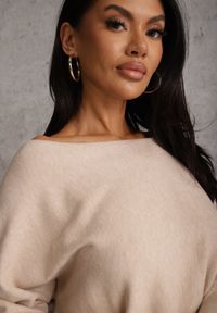 Renee - Beżowa Nietoperzowa Sukienka z Dzianiny z Wiskozą z Dekoltem w Łódkę Yuzoma. Typ kołnierza: dekolt w łódkę. Kolor: beżowy. Materiał: dzianina, wiskoza. Typ sukienki: oversize #3