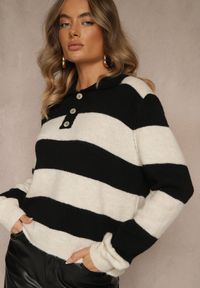 Renee - Czarny Pasiasty Sweter z Dodatkiem Wełny z Kołnierzykiem i Guzikami Tiarresa. Typ kołnierza: kołnierzyk klasyczny. Kolor: czarny. Materiał: wełna. Styl: klasyczny