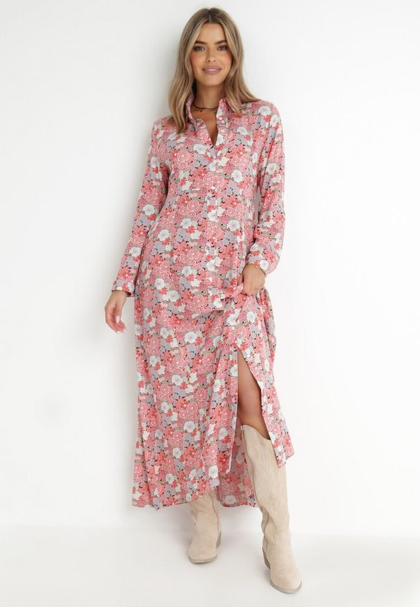 Born2be - Różowo-Czerwona Sukienka Koszulowa Fabillus. Okazja: na spacer. Kolor: różowy. Wzór: kwiaty. Typ sukienki: koszulowe. Materiał: tkanina. Długość rękawa: długi rękaw. Sezon: wiosna, lato. Styl: klasyczny, boho. Długość: maxi